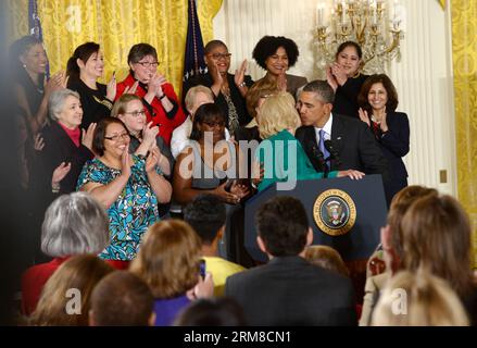 (140408) -- WASHINGTON, 8 aprile 2014 (Xinhua) -- il presidente degli Stati Uniti Barack Obama bacia l'attivista per i diritti delle donne Lilly Ledbetter sulla guancia prima di firmare un memorandum Advancing Pay Equality for Women in the White House in Washington D.C., 8 aprile 2014. (Xinhua/Yin Bogu) U.S.-WASHINGTON-OBAMA-EQUAL PAY PUBLICATIONxNOTxINxCHN Washington 8 aprile 2014 XINHUA il presidente degli Stati Uniti Barack Obama bacia l'attivista per i diritti delle donne Lilly Ledbetter SULLA guancia prima di firmare un Memorandum Advancing Pay Equality for Women in the White House in Washington D C 8 aprile 2014 XINHUA Yin Bogu U S Washington Obama UGUALE Foto Stock