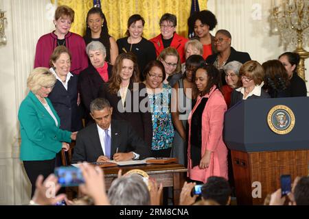 (140408) -- WASHINGTON, 8 aprile 2014 (Xinhua) -- il presidente degli Stati Uniti Barack Obama firma un memorandum Advancing Pay Equality for Women in the White House in Washington D.C., 8 aprile 2014. (Xinhua/Yin Bogu) U.S.-WASHINGTON-OBAMA-EQUAL PAY PUBLICATIONxNOTxINxCHN Washington 8 aprile 2014 XINHUA il presidente degli Stati Uniti Barack Obama firma un Memorandum Advancing Pay EQUALITY for Women in the White House in Washington D C 8 aprile 2014 XINHUA Yin Bogu U S Washington Obama EQUAL Pay PUBLICATIONxNOTxINxCHN Foto Stock