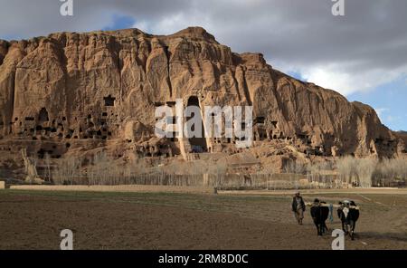 (140409) -- BAMYAN, 9 aprile 2014 (Xinhua) -- un agricoltore afghano ara un campo di patate con mucche nella provincia di Bamyan, Afghanistan, il 9 aprile 2014. (Xinhua/Kamran) AFGHANISTAN-BAMYAN-AGRICULTURE PUBLICATIONxNOTxINxCHN Bamyan 9 aprile 2014 XINHUA ad afghano coltivatore arare un campo di patate con mucche nella provincia di Bamyan Afghanistan IL 9 aprile 2014 XINHUA Kamran Afghanistan Bamyan Agriculture PUBLICATIONxNOTxINxCHN Foto Stock