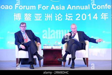 BOAO, Edmund Phelps (R), vincitore del Premio Nobile, e Hans-Paul Burkner, presidente del Boston Consulting Group, sono stati visti al dialogo con Edmund Phelps: Beware the Middle-Income Trap durante il Boao Forum for Asia (BFA) Annual Conference 2014 a Boao, nella provincia di Hainan nel sud della Cina, 9 aprile 2014. (Xinhua/Zhao Yingquan) (wyo) CHINA-BOAO-BFA 2014-DIALOG (CN) PUBLICATIONxNOTxINxCHN Boao Edmund Phelps r Noble Prize Laureate e Hans Paul Presidente del Boston Consulting Group sono Lakes AL dialogo con Edmund Phelps fate attenzione alla trappola del reddito medio durante il Boao Forum for Asia BfA Ann Foto Stock