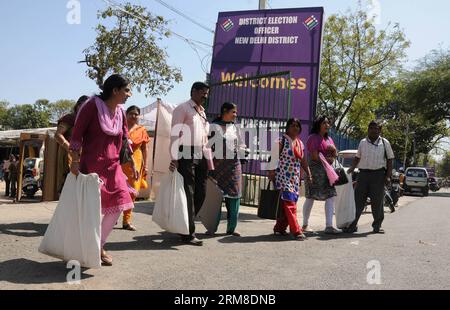 NEW DELHI, i funzionari dei sondaggi portano i documenti elettorali in un centro di distribuzione mentre partono per i rispettivi seggi elettorali alla vigilia della terza fase delle elezioni di Lok Sabha (camera bassa del Parlamento) a nuova Delhi, in India, il 9 aprile 2014. (Xinhua/Partha Sarkar) INDIA-NUOVA DELHI-PREPARAZIONE ALLE ELEZIONI DEL PARLAMENTO PUBLICATIONxNOTxINxCHN i funzionari dei sondaggi di nuova Delhi portano i documenti ELETTORALI PRESSO un centro di distribuzione mentre partono per i rispettivi seggi ALLA vigilia della terza fase delle ELEZIONI della camera bassa del Parlamento di Lok Sabha a nuova Delhi India 9 aprile 2014 XINHUA Partha Foto Stock