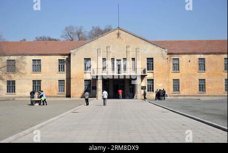 (140410) -- HARBIN, 10 aprile 2014 (Xinhua) -- le persone visitano i resti di una delle strutture di guerra germinale del Giappone durante la seconda guerra mondiale nella città nordorientale cinese di Harbin, provincia di Heilongjiang, 10 aprile 2014. La Cina sta progettando di proteggere i principali resti storici dell'unità 731 dell'Esercito Imperiale Giapponese e lo prepara per l'iscrizione nella lista dei patrimoni dell'umanità dell'UNESCO. L'unità 731 era un'unità di ricerca sulla guerra biologica e chimica fondata ad Harbin nel 1935, che serviva come centro nevralgico della guerra biologica giapponese in Cina e nel sud-est asiatico durante la seconda guerra mondiale. (Xinhua/Wang Jianwei) (wf) CHINA-HARBI Foto Stock