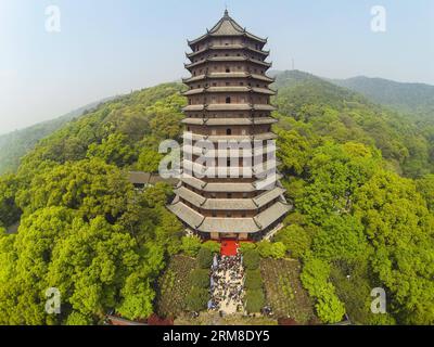 (140410) -- HANGZHOU, 10 aprile 2014 (Xinhua) -- foto scattata il 10 aprile 2014 mostra la Pagoda di Liuhe, letteralmente una pagoda di sei armonie, a Hangzhou, capitale della provincia dello Zhejiang della Cina orientale, 10 aprile 2014. La pagoda ha riaperto al pubblico il giovedì dopo un anno di ristrutturazione. (Xinhua/Xu Yu) (mp) CHINA-HANGZHOU-LIUHE PAGODA-REOPEN (CN) PUBLICATIONxNOTxINxCHN 140.410 Hangzhou 10 aprile 2014 XINHUA foto scattata IL 10 aprile 2014 mostra la Pagoda letteralmente una Pagoda di sei armonie a Hangzhou capitale della Cina orientale nella provincia dello Zhejiang 10 aprile 2014 la Pagoda ha riaperto al pubblico A Thur Foto Stock