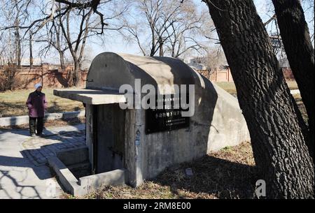 (140410) -- HARBIN, 10 aprile 2014 (Xinhua) -- Una donna visita le rovine di una delle strutture di guerra germinale del Giappone durante la seconda guerra mondiale nella città nordorientale cinese di Harbin, provincia di Heilongjiang, 10 aprile 2014. La Cina sta progettando di proteggere i principali resti storici dell'unità 731 dell'Esercito Imperiale Giapponese e lo prepara per l'iscrizione nella lista dei patrimoni dell'umanità dell'UNESCO. L'unità 731 era un'unità di ricerca sulla guerra biologica e chimica fondata ad Harbin nel 1935, che serviva come centro nevralgico della guerra biologica giapponese in Cina e nel sud-est asiatico durante la seconda guerra mondiale. (Xinhua/Wang Jianwei) (wf) CHINA-HARBI Foto Stock