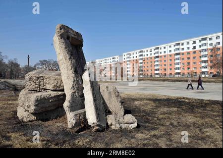 (140410) -- HARBIN, 10 aprile 2014 (Xinhua) -- le persone visitano le rovine di una delle strutture di guerra germinale del Giappone durante la seconda guerra mondiale nella città nordorientale cinese di Harbin, provincia di Heilongjiang, 10 aprile 2014. La Cina sta progettando di proteggere i principali resti storici dell'unità 731 dell'Esercito Imperiale Giapponese e lo prepara per l'iscrizione nella lista dei patrimoni dell'umanità dell'UNESCO. L'unità 731 era un'unità di ricerca sulla guerra biologica e chimica fondata ad Harbin nel 1935, che serviva come centro nevralgico della guerra biologica giapponese in Cina e nel sud-est asiatico durante la seconda guerra mondiale. (Xinhua/Wang Jianwei) (wf) CINA-HARBIN- Foto Stock