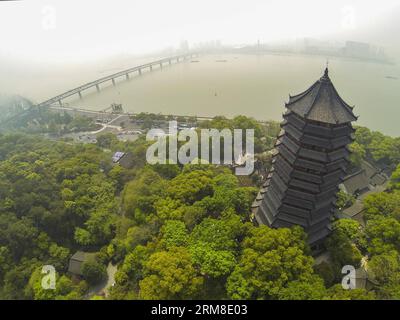 (140410) -- HANGZHOU, 10 aprile 2014 (Xinhua) -- foto scattata il 10 aprile 2014 mostra la Pagoda di Liuhe, letteralmente una pagoda di sei armonie, a Hangzhou, capitale della provincia dello Zhejiang della Cina orientale, 10 aprile 2014. La pagoda ha riaperto al pubblico il giovedì dopo un anno di ristrutturazione. (Xinhua/Xu Yu) (mp) CHINA-HANGZHOU-LIUHE PAGODA-REOPEN (CN) PUBLICATIONxNOTxINxCHN 140.410 Hangzhou 10 aprile 2014 XINHUA foto scattata IL 10 aprile 2014 mostra la Pagoda letteralmente una Pagoda di sei armonie a Hangzhou capitale della Cina orientale nella provincia dello Zhejiang 10 aprile 2014 la Pagoda ha riaperto al pubblico A Thur Foto Stock