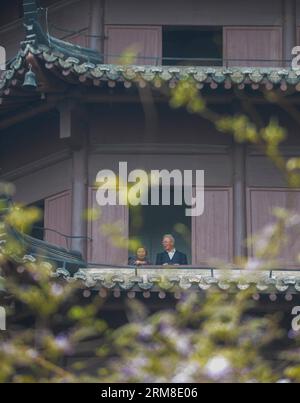 (140410) -- HANGZHOU, 10 aprile 2014 (Xinhua) -- i turisti visitano la Pagoda di Liuhe, letteralmente una pagoda di sei armonie, a Hangzhou, capitale della provincia dello Zhejiang della Cina orientale, 10 aprile 2014. La pagoda ha riaperto al pubblico il giovedì dopo un anno di ristrutturazione. (Xinhua/Xu Yu) (mp) CHINA-HANGZHOU-LIUHE PAGODA-REOPEN (CN) PUBLICATIONxNOTxINxCHN 140.410 Hangzhou 10 aprile 2014 i turisti XINHUA visitano la Pagoda letteralmente una Pagoda di sei armonie a Hangzhou capitale della provincia dello Zhejiang 10 aprile 2014 la Pagoda ha riaperto al pubblico giovedì dopo un anno di ristrutturazione XINHUA XU Foto Stock
