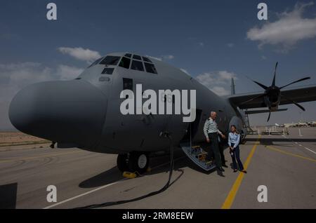 BASE AEREA NEVATIM (ISRAELE), Capo di Stato maggiore delle forze di difesa israeliane (IDF) Benny Gantz esce da un Super Hercules C-130J dopo aver visitato la base aerea Nevatim vicino a Beer Sheva, nel sud di Israele, il 9 aprile 2014. Il Super Hercules C-130J è stato inaugurato nelle file dell'Aeronautica militare israeliana (IAF) mercoledì. L'aereo numero 661, che ha toccato terra alla base aerea di Nevatim dopo un volo di 12 ore dagli Stati Uniti, è il primo di tre aerei modello J che Israele ha ordinato alla Lockheed Martin Corporation. Equipaggiato con sistemi di guerra elettronica, difesa e altri sistemi di fabbricazione israeliana e di custom-buil Foto Stock