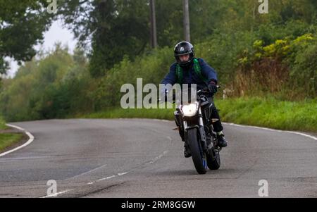 Whittlebury, Northants, Regno Unito - 26 agosto 2023: Moto Yamaha MT-125 che viaggia su una strada di campagna inglese Foto Stock