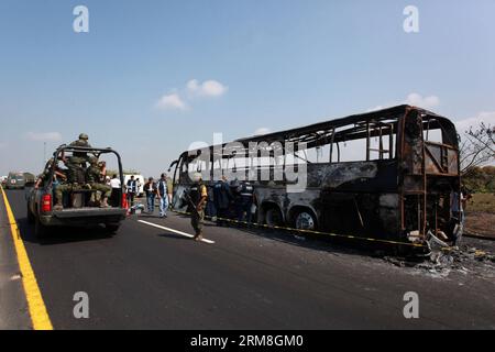 I soldati messicani arrivano in una zona di un incidente tra un autobus passeggeri e un rimorchio a Veracruz, in Messico, il 13 aprile 2014. Il bilancio delle vittime per l'incidente stradale di domenica nello stato orientale del Messico di Veracruz è salito a 36, hanno detto le autorità locali della protezione civile. L'incidente si è verificato domenica mattina presto quando un autobus passeggeri si è schiantato contro un rimorchio in un tratto della strada tra Isla e Cosoleacaque, nello stato di Veracruz. (Xinhua/Str) MESSICO-VERACRUZ-INCIDENTE-COLLISIONE PUBLICATIONxNOTxINxCHN soldati MESSICANI arrivano IN una zona di collisione tra un autobus passeggeri e un rimorchio a Veracruz Messico Foto Stock