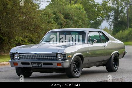 Whittlebury, Northants, Regno Unito - 26 agosto 2023: 1972 Chevrolet Nova in viaggio su una strada di campagna inglese Foto Stock