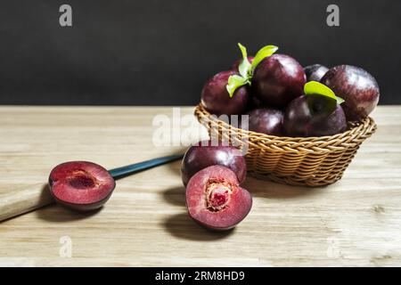 È nutriente e ricco di vitamine. È caratterizzato da un elevato contenuto d'acqua e viene consumato in vari modi. Nei dessert o da solo, come Foto Stock