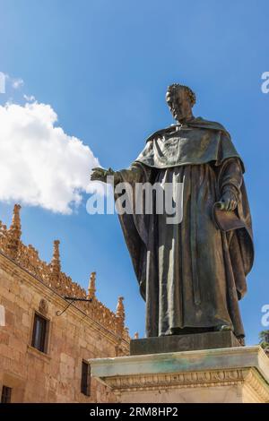 Monumento al frate spagnolo Luis de León, 1527 - 1591. Frate Augusto, teologo e poeta che tenne lezioni presso l'Università di Salamanca. La statua è la Foto Stock