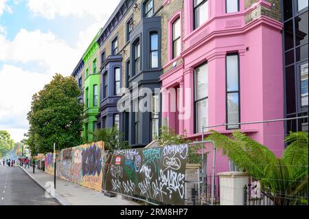 Londra, Regno Unito. 27 agosto 2023. Notting Hill Carnival, Londra, Regno Unito The Houses and Streets Credit: Mary-Lu Bakker/Alamy Live News Foto Stock