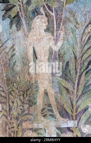 Sito archeologico di Pompei, Campania, Italia. Affresco di figura faraonica tra il verde. Casa del Frutteto. Orchard House. Pompei, Ercolano, Foto Stock