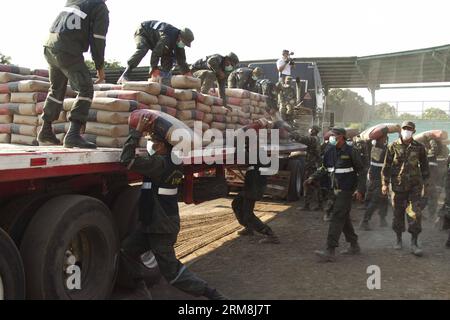 NAGAROTE, 15 aprile 2014 -- i soldati caricano un camion con materiali da costruzione in aiuto alle persone colpite dai terremoti negli ultimi giorni nella città di Nagarote, nel dipartimento di Leon, in Nicaragua, il 15 aprile 2014. Il governo nicaraguense ha iniziato lunedì a riparare o migliorare le 2.354 case colpite dai forti terremoti della scorsa settimana. (Xinhua/John Bustos)(ctt) NICARAGUA-NAGAROTE-ENVIRONMENT-EARTHQUAKE PUBLICATIONxNOTxINxCHN NAGAROTE 15 aprile 2014 soldati caricano un camion con materiale da costruzione in aiuto alle celebrità colpite da terremoti negli ultimi giorni a NAGAROTE città di Leon Dipartimento Ni Foto Stock