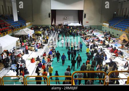 (140416) - JINDO, 16 aprile 2014 (Xinhua) - i parenti sudcoreani di persone scomparse aspettano in una palestra a Jindo il 16 aprile 2014. Una nave passeggeri con 462 persone a bordo, per lo più studenti delle scuole superiori, è affondata nelle acque al largo della costa sud-occidentale della Corea del Sud mercoledì mattina, lasciando almeno quattro morti e altre 284 dispersi, i media locali hanno riferito citando il quartier generale centrale delle contromisure di sicurezza e disastro.(Xinhua/Yao Qilin)(ctt) S.KOREA-JINDO-SHIP AFFONDA PUBLICATIONxNOTxINxCHN 16 aprile 2014 XINHUA parenti sudcoreani di celebrità scomparse aspettano IN una palestra IL 16 aprile 2014 a Passenge Foto Stock