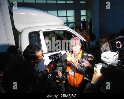 (140416) - JINDO, 16 aprile 2014 (Xinhua) - Un membro del soccorso riceve interviste dai media a Jindo, Corea del Sud, 16 aprile 2014. Una nave passeggeri con 462 persone a bordo, per lo più studenti delle scuole superiori, è affondata nelle acque al largo della costa sud-occidentale della Corea del Sud mercoledì mattina, lasciando almeno quattro morti e altre 284 dispersi, i media locali hanno riferito citando il disastro centrale e la sede delle contromisure di sicurezza. (Xinhua/Song Chengfeng) (srb) COREA DEL SUD-JINDO-INCIDENTE-BARCA PUBLICATIONxNOTxINxCHN 16 aprile 2014 XINHUA un membro di soccorso interviste da Media in Corea del Sud 16 aprile 2014 a Passe Foto Stock