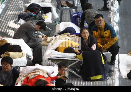 (140416) - JINDO, 16 aprile 2014 (Xinhua) - i parenti sudcoreani di persone scomparse reagiscono mentre si riuniscono in una palestra a Jindo il 16 aprile 2014. Una nave passeggeri con 462 persone a bordo, per lo più studenti delle scuole superiori, è affondata nelle acque al largo della costa sud-occidentale della Corea del Sud mercoledì mattina, lasciando almeno quattro morti e altre 284 dispersi, i media locali hanno riferito citando il quartier generale centrale delle contromisure di sicurezza e disastro.(Xinhua/Yao Qilin)(ctt) S.KOREA-JINDO-SHIP AFFONDA PUBLICATIONxNOTxINxCHN 16 aprile 2014 XINHUA i parenti sudcoreani delle celebrità scomparse reagiscono mentre si riuniscono IN una palestra Foto Stock