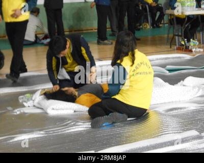 (140416) - JINDO, 16 aprile 2014 (Xinhua) - i parenti dei passeggeri a bordo della nave affondata aspettano notizie sui passeggeri scomparsi all'interno di una palestra a Jindo, Corea del Sud, 16 aprile 2014. Una nave passeggeri con 462 persone a bordo, per lo più studenti delle scuole superiori, è affondata nelle acque al largo della costa sud-occidentale della Corea del Sud mercoledì mattina, lasciando almeno quattro morti e altre 284 dispersi, i media locali hanno riferito citando il disastro centrale e la sede delle contromisure di sicurezza. (Xinhua/Song Chengfeng) (srb) COREA DEL SUD-JINDO-INCIDENTE-BARCA PUBLICATIONxNOTxINxCHN 16 aprile 2014 XINHUA parenti dei passeggeri Abo Foto Stock