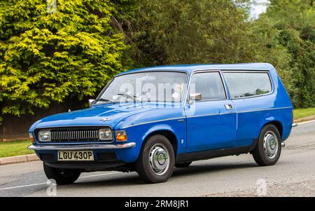 Whittlebury, Northants, Regno Unito - 26 agosto 2023: 1975 Blue Rover Allegro estate car che viaggia su una strada di campagna inglese Foto Stock