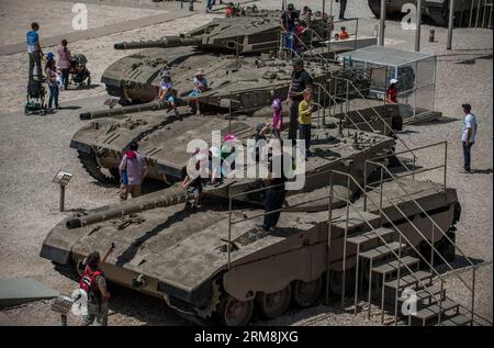 LATRUN, 16 aprile 2014 (Xinhua) -- i visitatori sono visti intorno al Merkava Main Battle Tank i (in basso), al Merkava Main Battle Tank II (C) e al Merkava Main Battle Tank III a Yad la shiryon Latrun, sito commemorativo e museo dei corpi corazzati a Latrun, a circa 30 km a ovest di Gerusalemme, il 16 aprile 2014. Come uno dei più diversi musei di veicoli blindati al mondo, lo Yad la shiryon Latrun mostra una serie di oltre 150 veicoli blindati. Durante la festa della Pasqua, un importante festival ebraico biblicamente derivato dal 14 al 21 aprile di quest'anno, i musei di Israele sono gratuiti per la visita. (Xinh Foto Stock