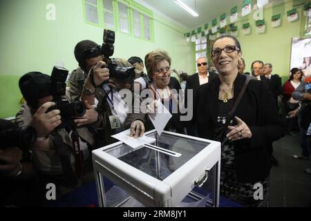 (140417) -- ALGERI, 17 aprile 2014 (Xinhua) -- candidato presidenziale algerino e leader del Partito dei lavoratori Louisa Hanoune (1a R) pronuncia il suo voto ad Algeri, capitale dell'Algeria, il 17 aprile 2014. I seggi elettorali sono stati aperti giovedì in Algeria, mentre circa 23 milioni di elettori registrati hanno votato per eleggere il loro prossimo presidente nelle cinque elezioni presidenziali della nazione nordafricana dall'adozione del sistema plurale del partito nel 1989. (Xinhua) ALGERIA-ALGERI-ELEZIONE-VOTO-LOUISA HANOUNE PUBLICATIONxNOTxINxCHN Algeri 17 aprile 2014 XINHUA candidato presidenziale algerino e leader di Foto Stock