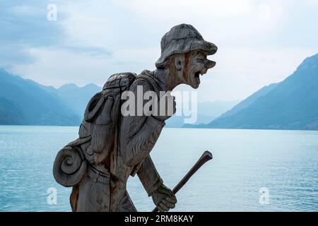Scultura in legno di un escursionista sulle rive del lago di Brienz, Brienz, Canton Berna, Svizzera. Foto Stock