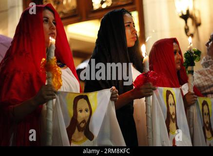 Le donne partecipano alla Processione delle luci a Quito, capitale dell'Ecuador, il 17 aprile 2014. La processione delle luci attraversa molte strade del centro storico di Quito e consiste in una passeggiata notturna con rappresentazioni delle Vergini e dei Santi che fanno parte della settimana Santa, secondo la stampa locale. (Xinhua/Santiago Armas) ECUADOR-RELIGION-HOLY WEEK PUBLICATIONxNOTxINxCHN le donne partecipano alla processione delle luci a Quito capitale dell'Ecuador IL 17 aprile 2014 la processione delle luci attraversa MOLTE strade del centro storico di Quito e consiste in una passeggiata notturna con rappresentazioni Foto Stock