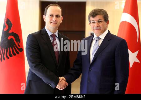 (140418) -- ANKARA, 18 APRILE 2014 (Xinhua)-- il ministro degli Esteri turco Ahmet Davutoglu (R) incontra il suo omologo albanese Ditmir Bushati ad Ankara, Turchia, 18 aprile 2014. La Turchia ha accolto con favore la decisione della missione speciale di vigilanza dell'Organizzazione per la sicurezza e la cooperazione in Europa (OSCE) di assistere le autorità ucraine nell'attuazione immediata delle misure concordate nella dichiarazione di Ginevra, ha dichiarato Davutoglu venerdì. (Xinhua/Mustafa Kaya) TURCHIA-ALBANESE FM-VISIT PUBLICATIONxNOTxINxCHN Ankara 18 aprile 2014 i ministri degli Esteri turchi di XINHUA Ahmet r si riunisce con la sua parte Foto Stock