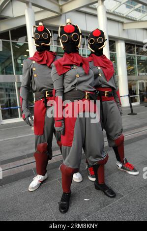 Le persone vestite come i loro personaggi preferiti posano durante il fan Expo 2014 a Vancouver, Canada, 18 aprile 2014. Fan Expo è un convegno annuale di fan multigenere, che presenta fumetti, fantascienza/fantasy e film/televisione e le relative arti popolari Questa convenzione è una delle più grandi del suo genere al mondo. (Xinhua/Sergei Bachlakov) CANADA-VANCOUVER-FAN EXPO 2014 PUBLICATIONxNOTxINxCHN celebrità vestite come i loro personaggi preferiti si pongono durante l'EXPO supporter 2014 a Vancouver Canada 18 aprile 2014 Supporters EXPO È all'Annual Multi Genre Supporters Convention che presenta Comic B. Foto Stock