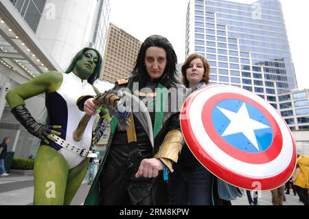 Le persone vestite come i loro personaggi preferiti posano durante il fan Expo 2014 a Vancouver, Canada, 18 aprile 2014. Fan Expo è un convegno annuale di fan multigenere, che presenta fumetti, fantascienza/fantasy e film/televisione e le relative arti popolari Questa convenzione è una delle più grandi del suo genere al mondo. (Xinhua/Sergei Bachlakov) CANADA-VANCOUVER-FAN EXPO 2014 PUBLICATIONxNOTxINxCHN celebrità vestite come i loro personaggi preferiti si pongono durante l'EXPO supporter 2014 a Vancouver Canada 18 aprile 2014 Supporters EXPO È all'Annual Multi Genre Supporters Convention che presenta Comic B. Foto Stock