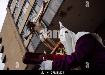 Un locale partecipa a una processione per commemorare il venerdì Santo, a Tunja, capitale di Boyaca, Colombia, il 18 aprile, 2014. (Xinhua/Jhon Paz) (rt) COLOMBIA-TUNJA-SOCIETY-HOLY WEEK PUBLICATIONxNOTxINxCHN a Local partecipa a una Processione per commemorare il venerdì Santo a Tunja capitale di Boyaca Colombia IL 18 aprile 2014 XINHUA Jhon Paz RT Colombia Tunja Society Holy Week PUBLICATIONxNOTxINCHN Foto Stock