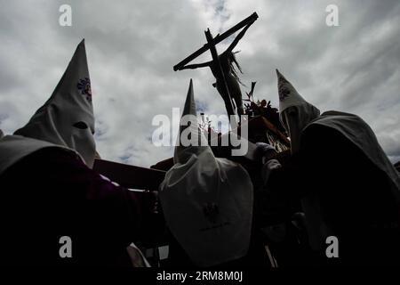 La gente del posto partecipa a una processione per commemorare il venerdì Santo, a Tunja, capitale di Boyaca, Colombia, il 18 aprile, 2014. (Xinhua/Jhon Paz) (rt) COLOMBIA-TUNJA-SOCIETY-HOLY WEEK PUBLICATIONxNOTxINxCHN i locali partecipano a una processione per commemorare il venerdì Santo a Tunja capitale di Boyaca Colombia IL 18 aprile 2014 XINHUA Jhon Paz RT Colombia Tunja Society Holy Week PUBLICATIONxNOTxINxCHN Foto Stock