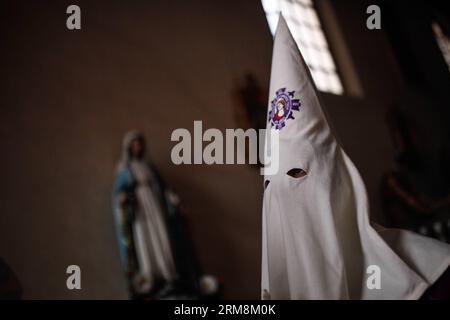 Un locale partecipa a una processione per commemorare il venerdì Santo, a Tunja, capitale di Boyaca, Colombia, il 18 aprile, 2014. (Xinhua/Jhon Paz) (rt) COLOMBIA-TUNJA-SOCIETY-HOLY WEEK PUBLICATIONxNOTxINxCHN a Local partecipa a una Processione per commemorare il venerdì Santo a Tunja capitale di Boyaca Colombia IL 18 aprile 2014 XINHUA Jhon Paz RT Colombia Tunja Society Holy Week PUBLICATIONxNOTxINCHN Foto Stock