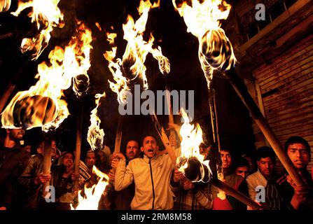 (140419) -- SRINAGAR (KASHMIR CONTROLLATO DAGLI INDIANI), 19 aprile 2014 (Xinhua) -- i sostenitori del fronte di liberazione del Kashmir Jammu (JKLF) gridavano slogan durante una protesta a Srinagar, capitale estiva del Kashmir controllato dagli indiani, 19 aprile 2014. La polizia indiana disperde una protesta anti-elettorale del JKLF, un gruppo separatista del Kashmir, e tiene alcuni attivisti. I gruppi separatisti del Kashmir hanno esortato le persone del Kashmir controllato dagli indiani a boicottare le elezioni generali indiane. (Xinhua/Javed Dar) INDIA-KASHMIR-SRINAGAR-ANTI ELECTION RALLY PUBLICATIONxNOTxINxCHN Srinagar Indian Controlled Kashmir 19 aprile 2014 XINHUA SUP Foto Stock