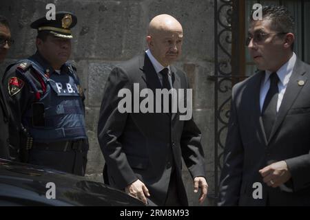 (140419) -- CITTÀ DEL MESSICO, 19 aprile 2014 (Xinhua) -- l'ex presidente messicano, Carlos Salinas de Gortari (C), reagisce dopo aver visitato la casa dello scrittore colombiano Gabriel Garcia Marquez, a città del Messico, capitale del Messico, il 19 aprile 2014. Lo scrittore colombiano e premio Nobel per la letteratura Gabriel Garcia Marquez è morto giovedì nella sua casa di città del Messico all'età di 87 anni. (Xinhua/Alejandro Ayala) (jp) (ah) MESSICO-CITTÀ-CULTURA-MESSICO-GARCIA MARQUEZ PUBLICATIONxNOTxINxCHN città del Messico 19 aprile 2014 XINHUA l'ex presidente MESSICANO Carlos Salinas de Gortari C reagisce dopo Visi Foto Stock