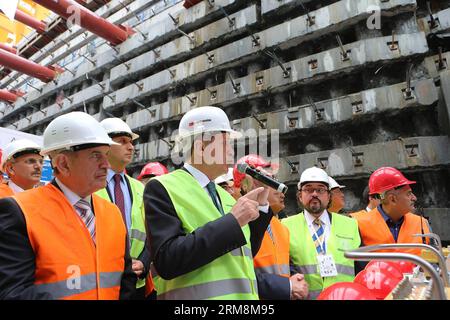 (140419) -- ISTANBUL, 19 aprile 2014 (Xinhua) -- il primo ministro turco Recep Tayyip Erdogan (R, fronte) ispeziona il cantiere del tunnel di Istanbul il 19 aprile 2014. Sabato a Istanbul si è tenuta la cerimonia di inaugurazione del progetto di tunnel sottomarino Eurasia. Il progetto del tunnel è lungo 5,4 chilometri. Il tempo di viaggio di 15 minuti tra entrambi i lati faciliterà notevolmente la congestione del traffico di Istanbul. (Xinhua/Cihan) TURCHIA-ISTANBUL-EURASIA TUNNEL-SUB-SEA PUBLICATIONxNOTxINxCHN Istanbul 19 aprile 2014 XINHUA Turchia I primi ministri Recep Tayyip Erdogan r Front ispezionano la costruzione del tunnel Foto Stock