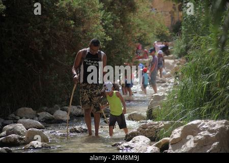 (140419) -- GERICO, 19 aprile 2014 (Xinhua) -- i turisti si lanciano nella primavera di Ein Fara, la sorgente superiore di Wadi Kelt, nella riserva naturale di Nahal Prat vicino alla città di Gerico in Cisgiordania il 19 aprile 2014. Il Wadi Kelt è una valle che corre da ovest a est attraverso il deserto della Giudea in Cisgiordania, originandosi vicino a Gerusalemme e terminando vicino a Gerico. (Xinhua/Mamoun Wazwaz) MIDEAST-JERICHO-WADI KELT PRIMAVERA-TURISTI PUBLICATIONxNOTxINxCHN Jericho 19 aprile 2014 turisti XINHUA Calf nella Primavera di a Fara la sorgente superiore di Wadi Kelt nella riserva naturale di Nahal Prat vicino alla città di Jer sulla sponda OCCIDENTALE Foto Stock