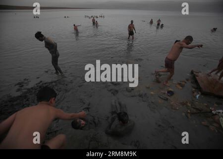 (140419) -- GERICO, 19 aprile 2014 (Xinhua) -- i visitatori giocano nel Mar morto presso la spiaggia di Biankini situata lungo la costa settentrionale vicino alla città di Gerico sulla sponda occidentale il 19 aprile 2014. (Xinhua/Mamoun Wazwaz) MIDEAST-JERICHO-DEAD-SEA PUBLICATIONxNOTxINxCHN Jericho 19 aprile 2014 i visitatori di XINHUA giocano nel Mar morto PRESSO la spiaggia situata lungo la costa settentrionale vicino alla città di Gerico sulla sponda OCCIDENTALE IL 19 aprile 2014 XINHUA Mamoun Wazwaz Mideast Jericho Dead Sea PUBLICATIONxNOTxINCHN Foto Stock