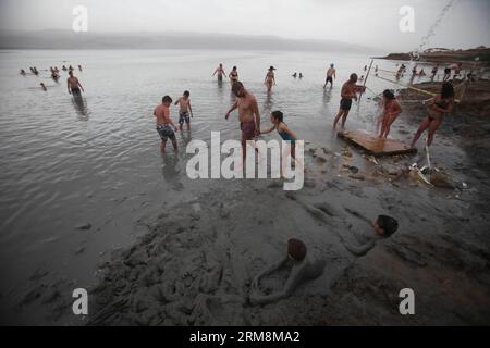 (140419) -- GERICO, 19 aprile 2014 (Xinhua) -- i visitatori giocano nel Mar morto presso la spiaggia di Biankini situata lungo la costa settentrionale vicino alla città di Gerico sulla sponda occidentale il 19 aprile 2014. (Xinhua/Mamoun Wazwaz) MIDEAST-JERICHO-DEAD-SEA PUBLICATIONxNOTxINxCHN Jericho 19 aprile 2014 i visitatori di XINHUA giocano nel Mar morto PRESSO la spiaggia situata lungo la costa settentrionale vicino alla città di Gerico sulla sponda OCCIDENTALE IL 19 aprile 2014 XINHUA Mamoun Wazwaz Mideast Jericho Dead Sea PUBLICATIONxNOTxINCHN Foto Stock