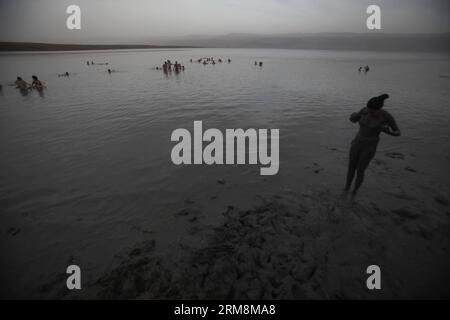 (140419) -- GERICO, 19 aprile 2014 (Xinhua) -- i visitatori giocano nel Mar morto presso la spiaggia di Biankini situata lungo la costa settentrionale vicino alla città di Gerico sulla sponda occidentale il 19 aprile 2014. (Xinhua/Mamoun Wazwaz) MIDEAST-JERICHO-DEAD-SEA PUBLICATIONxNOTxINxCHN Jericho 19 aprile 2014 i visitatori di XINHUA giocano nel Mar morto PRESSO la spiaggia situata lungo la costa settentrionale vicino alla città di Gerico sulla sponda OCCIDENTALE IL 19 aprile 2014 XINHUA Mamoun Wazwaz Mideast Jericho Dead Sea PUBLICATIONxNOTxINCHN Foto Stock