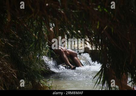 (140419) -- GERICO, 19 aprile 2014 (Xinhua) -- Un turista gode della sorgente di Ein Fara, la sorgente superiore di Wadi Kelt, nella riserva naturale di Nahal Prat vicino alla città di Gerico sulla sponda occidentale il 19 aprile 2014. Il Wadi Kelt è una valle che corre da ovest a est attraverso il deserto della Giudea in Cisgiordania, originandosi vicino a Gerusalemme e terminando vicino a Gerico. (Xinhua/Mamoun Wazwaz) MIDEAST-JERICHO-WADI KELT PRIMAVERA-TURISTI PUBLICATIONxNOTxINxCHN Jericho 19 aprile 2014 XINHUA un turista gode della sorgente di Fara la sorgente superiore di Wadi Kelt nella riserva naturale di Nahal Prat vicino alla città di Jer sulla sponda OCCIDENTALE Foto Stock