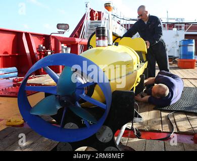 CANBERRA, aprile 2014 - foto rilasciata dal Dipartimento della difesa australiano il 17 aprile, il 2014 mostra che i tecnici della Phoenix International conducono controlli pre-dispiegamento per il Phoenix Autonomous Underwater Vehicle (AUV) Artemis al di fuori del ponte della nave della difesa australiana Ocean Shield in acqua per cercare il MH370 della Malaysia Airlines mancante. Bluefin-21 ha cercato circa il 50% dell'area di ricerca sottomarina concentrata e finora non sono stati trovati contatti di interesse, come confermato dal Joint Agency Coordination Center (JACC) nel suo ultimo aggiornamento il 20 aprile. (Xinhua) AUSTRALIA-MH370 Foto Stock