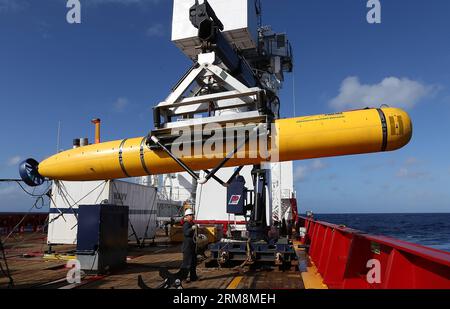 CANBERRA, aprile 2014 - la foto rilasciata dal Dipartimento della difesa australiano il 17 aprile 2014 mostra che il Phoenix International Autonomous Underwater Vehicle (AUV) Artemis è gru sul lato della nave della difesa australiana Ocean Shield alla ricerca del volo MH370 della Malaysia Airlines mancante. Bluefin-21 ha cercato circa il 50% dell'area di ricerca sottomarina concentrata e finora non sono stati trovati contatti di interesse, come confermato dal Joint Agency Coordination Center (JACC) nel suo ultimo aggiornamento il 20 aprile. (Xinhua) AUSTRALIA-MH370 FLIGHT-SEARCH PUBLICATIONxNOTxINxCHN Canberra aprile 201 Foto Stock