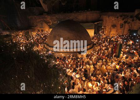 GERUSALEMME, 19 aprile 2014 - i fedeli cristiani ortodossi etiopi accendono le candele e pregano durante la cerimonia della luce Santa presso il Deir al-Sultan, sezione etiope della Chiesa del Santo Sepolcro, nella città Vecchia di Gerusalemme, il 19 aprile 2014. (Xinhua/Muammar Awad) MIDEAST-GERUSALEMME-CRISTIANESIMO ORTODOSSO-CERIMONIA DEL FUOCO SANTO PUBLICATIONxNOTxINxCHN Gerusalemme 19 aprile 2014 adoratori cristiani ortodossi etiopi candele leggere e pregare durante la cerimonia del fuoco Santo PRESSO la Deir al Sultan sezione etiope della Chiesa del Santo Sepolcro nella città Vecchia di Gerusalemme IL 19 aprile 201 Foto Stock