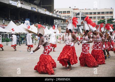 (140422) -- LAGOS, 21 aprile 2014 (Xinhua) -- i venditori partecipano alla sfilata di carnevale a Lagos, Nigeria, 21 aprile 2014. (Xinhua/Zhang Weiyi) (zw) NIGERIA-LAGOS-CARNIVAL PUBLICATIONxNOTxINxCHN Lagos 21 aprile 2014 XINHUA Revelle partecipa alla sfilata di Carnevale a Lagos Nigeria 21 aprile 2014 XINHUA Zhang Weiyi ZW Nigeria Lagos Carnival PUBLICATIONxTxINxCHN Foto Stock