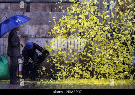 (140422) - BOGOTÀ, 22 aprile 2014 (Xinhua) -- Un residente guarda i tagli di farfalle di fronte alla Cattedrale primaria durante l'omaggio del compianto scrittore latino americano Gabriel Garcia Marquez a Bogotà, Colombia, il 22 aprile 2014. (Xinhua/Jhon Paz) COLOMBIA-BOGOTÀ-CULTURE-GARCIA MARQUEZ PUBLICATIONxNOTxINxCHN Bogotà 22 aprile 2014 XINHUA un residente Orologi di FARFALLE DI fronte alla Cattedrale primaria durante l'omaggio del compianto scrittore latino americano Gabriel Garcia Marquez a Bogotà Colombia IL 22 aprile 2014 XINHUA Jhon Paz Colombia Bogotà Culture Garcia Marquez PUBLICATIONT Foto Stock