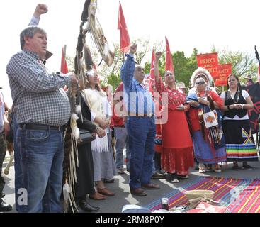 (140422) -- WASHINGTON D.C., 22 aprile 2014 (Xinhua) -- The Cowboy and Indian Alliance, una coalizione di tribù indigene, allevatori, agricoltori, organizza una protesta chiamata Reject and Protect Against the Keystone XL Oil pipeline project along the Keystone XL Tar Sands pipeline Route, come parte di una serie di dimostrazioni intorno a Capitol Hill a Washington D.C., capitale degli Stati Uniti, il 22 aprile 2014, in occasione della giornata Mondiale della Terra. Il Dipartimento di Stato degli Stati Uniti ha dichiarato il 18 aprile che fornirà più tempo alle relative agenzie federali per rivedere il progetto di oleodotto Keystone XL. (Xinhu Foto Stock