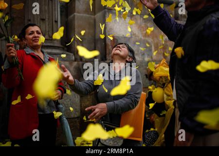 (140422) - BOGOTÀ, 22 aprile 2014 (Xinhua) -- i residenti giocano con le scartoffe di farfalle di fronte alla Cattedrale primaria durante l'omaggio del defunto scrittore latino americano Gabriel Garcia Marquez a Bogotà, Colombia, il 22 aprile 2014. (Xinhua/Jhon Paz) COLOMBIA-BOGOTÀ-CULTURE-GARCIA MARQUEZ PUBLICATIONxNOTxINxCHN Bogotà 22 aprile 2014 i residenti di XINHUA giocano con le FARFALLE di fronte alla Cattedrale primaria durante l'omaggio del defunto scrittore latino americano Gabriel Garcia Marquez a Bogotà Colombia IL 22 aprile 2014 XINHUA Jhon Paz Colombia Bogotà Culture Garcia Marquez PUBLONICAXINHUA Foto Stock